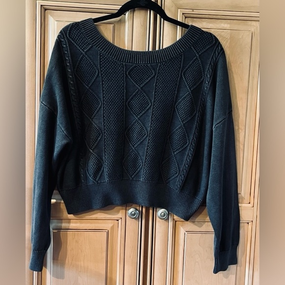 Idem Ditto LA Cropped V-Back Textured Sweater - Picture 7 of 14